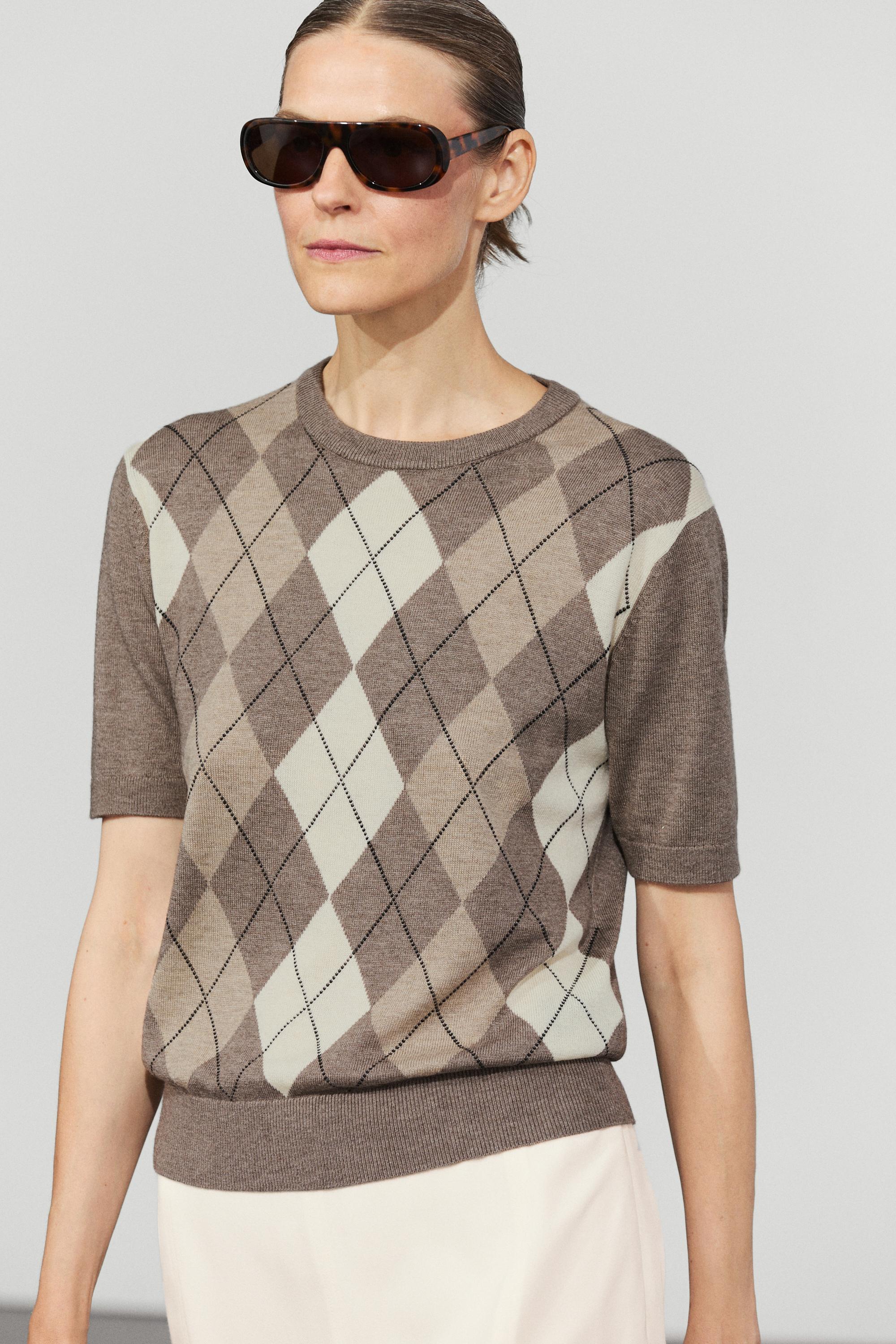 Short sleeve diamond-pattern sweater